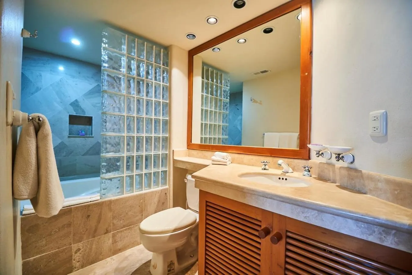Beachfront Appt With Amazing Pool In Pto Aventuras 普托阿范特拉斯 公寓